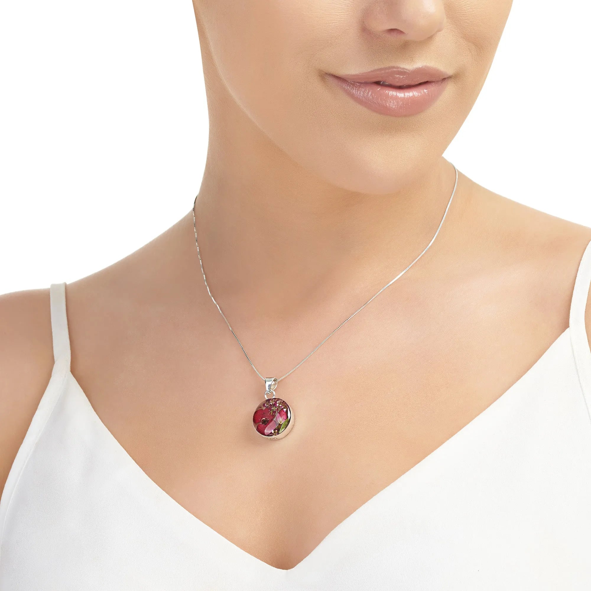 Malý kulatý přívěsek s pravými květy euforbie – stříbro