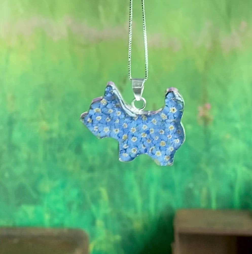 Scotty hondenketting met echte bloemen van Shrieking Violet® Sterling zilveren scotty- of westie-vormige hanger vol met echte vergeet-mij-nietjes.