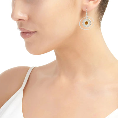 Kolczyki Daisy ze srebrną otoczką. Ręcznie robione przez Shrieking Violet®