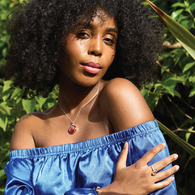 Naszyjnik z kwiatem ze srebra próby 925. Okrągły wisiorek z prawdziwymi kwiatami marki Shrieking Violet®