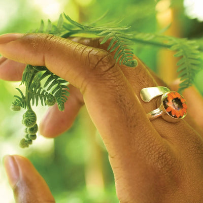 Biżuteria słonecznikowa marki Shrieking Violet® Regulowany srebrny pierścionek z prawdziwym kwiatem. Idealny prezent dla wyjątkowej przyjaciółki, mamy, żony