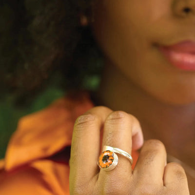 Biżuteria słonecznikowa marki Shrieking Violet® Regulowany srebrny pierścionek z prawdziwym kwiatem. Idealny prezent dla wyjątkowej przyjaciółki, mamy, żony