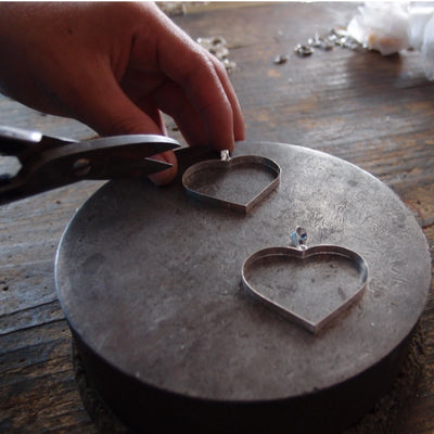 Oorbellen met hartvormige hanger van gemengde bloemen in sterling zilver – handgemaakt met echte bloemen