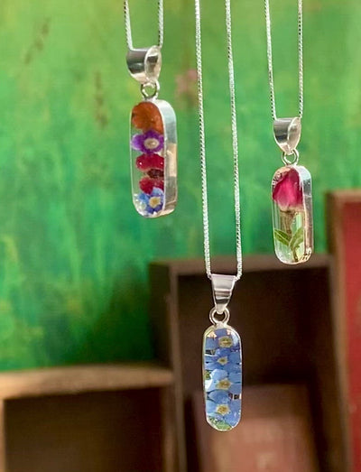 Náhrdelník s květinou od Shrieking Violet® Leela oválný květinový přívěsek.